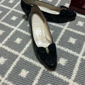Vintage Ferragamo kitten heels with gold chain and bow across toe